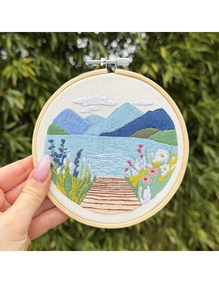Kit broderie par Milpoint - Les fleurs du lac bleu