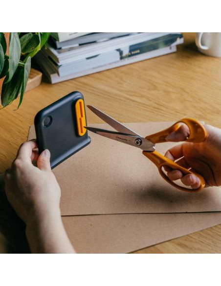 Aiguiseur de ciseaux universels pour droitiers Fiskars