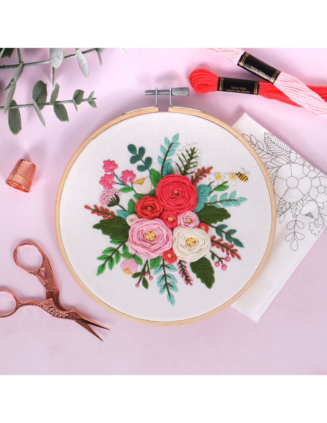 Kit Point De Croix Abillyn Roses Blanches & Roses Vase – Préimprimé 30x40 Cm – Débutant/Intermédiaire