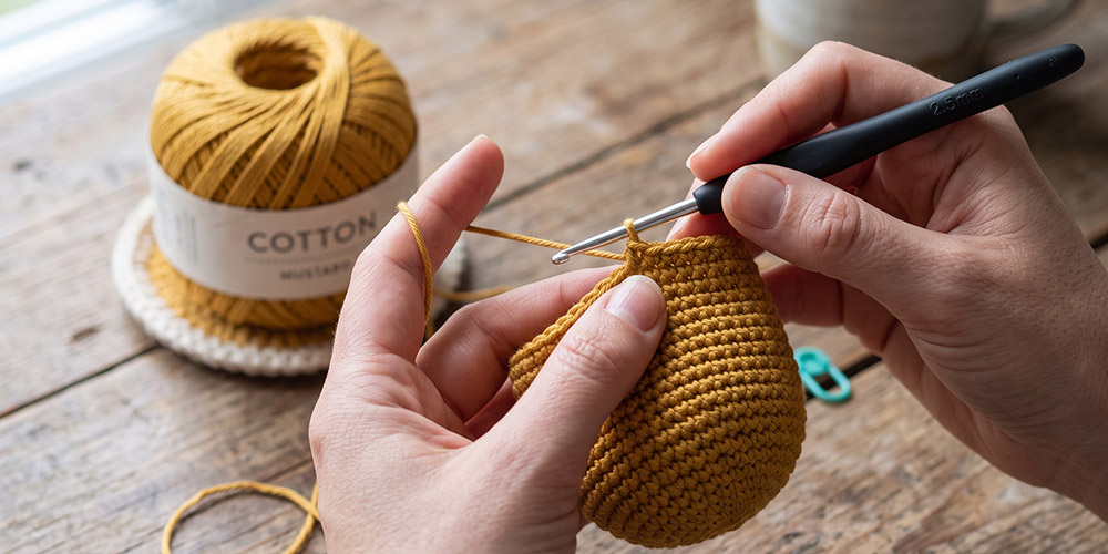 Amigurumi en cours de réalisation au crochet avec du coton mercerisé, mailles serrées et régulières