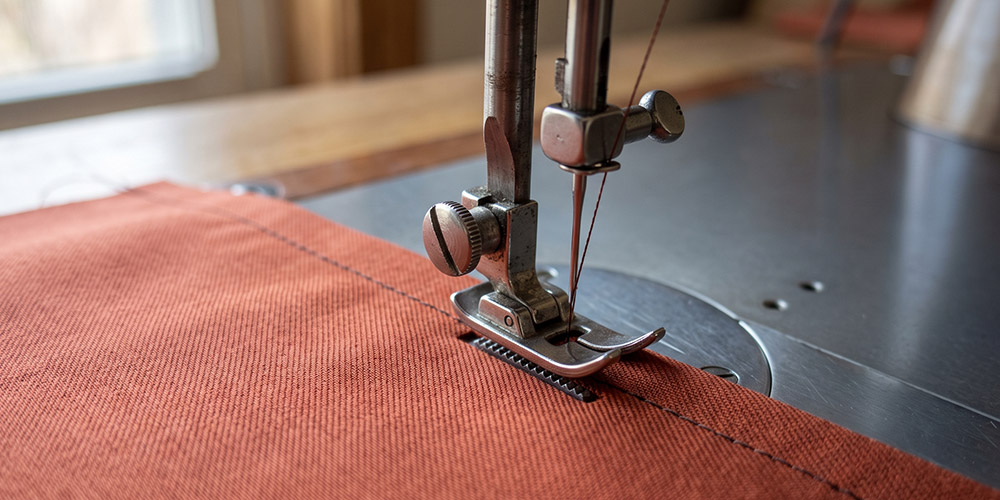 Couture d'un twill Tencel à la machine avec une aiguille microtex