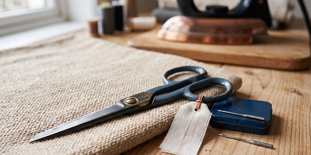 Ciseaux de couture réservés au tissu et aiguille de machine