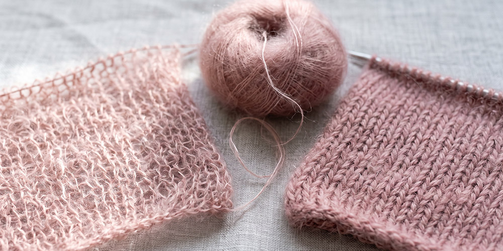 Deux échantillons de mohair rose : tricoté seul, aérien et transparent, et tenu double avec un mérinos, dense et couvrant