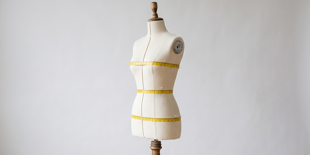 Mannequin de couture avec mètre ruban à la poitrine, à la taille et aux hanches