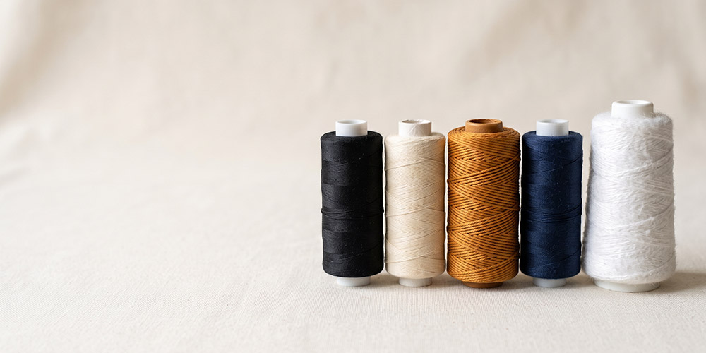 Bobines de fil à coudre polyester, coton, jeans et cône de fil mousse pour surjeteuse