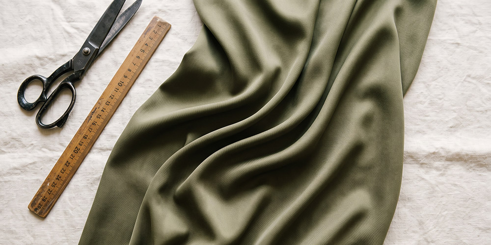 Tissu Tencel twill drapé, fluide et mat, sur une table de coupe