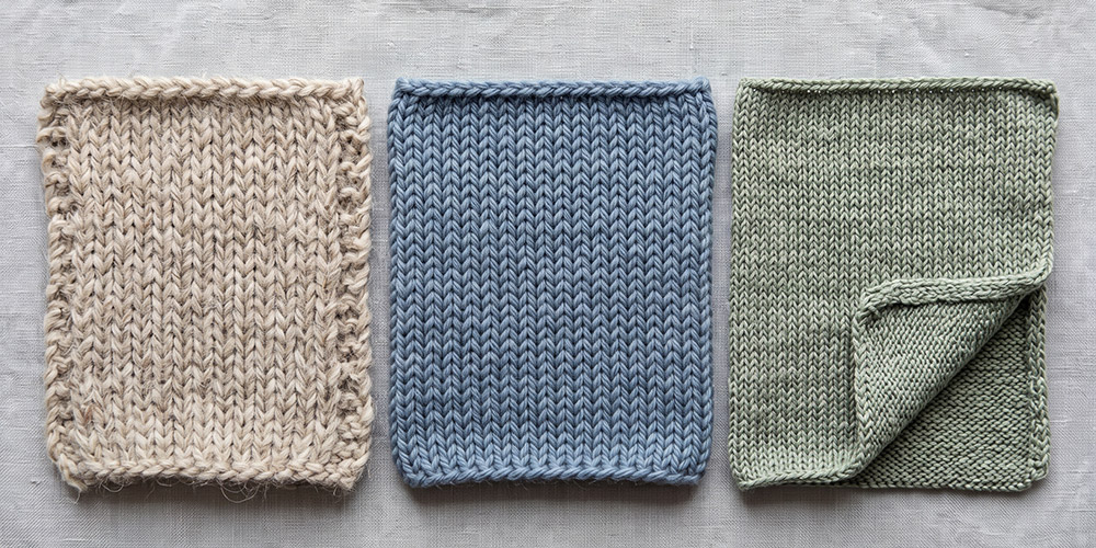 Trois échantillons tricotés : laine norvégienne rustique, mérinos lisse, coton-lin fluide