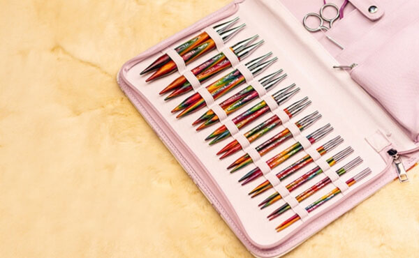 Coffret de la trousse d'aiguilles interchangeables KnitPro Symfonie 2 en tissu imprimé, pointes en bois multicolore rangées